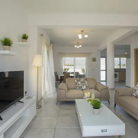 Imagine You And Your Family Renting This Luxury Minutes From The Beach, Protaras 1470 פאראלימני